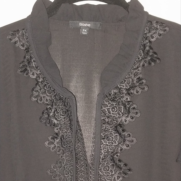 BLACHE black ruffled neckline and applique top size 3X - Picture 3 of 6